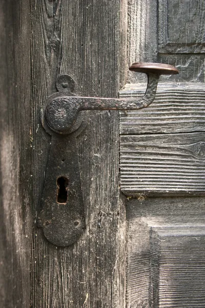 Vieille poignée de porte sur porte en bois — Photo