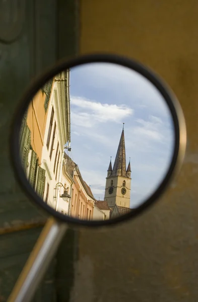 Gamla stan kyrkan i sibiu i en spegel — Stockfoto
