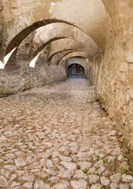 Arnavut kaldırımı taşı ve brich kemerler