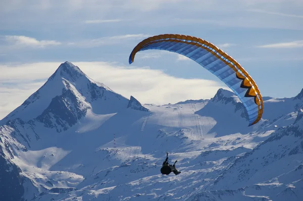 Paragliding in winter high mountain — Stok Foto
