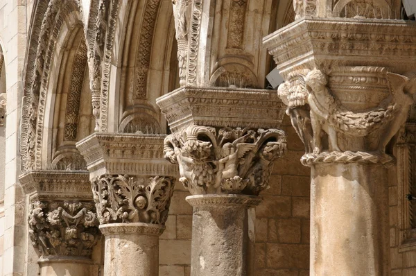 Säulen in der Altstadt Dubrovnik — Stockfoto