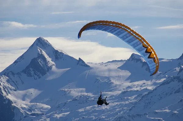 Paragliding in winter high mountain Stok Foto Bebas Royalti