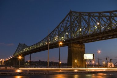 Brigde gece ışıkları ıslak asfalt tarafından