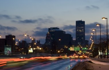 Amerikan şehirde alacakaranlıkta trafik ışıkları