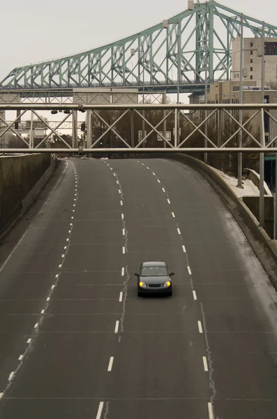 Een auto op vier-baans snelweg brug — Stockfoto