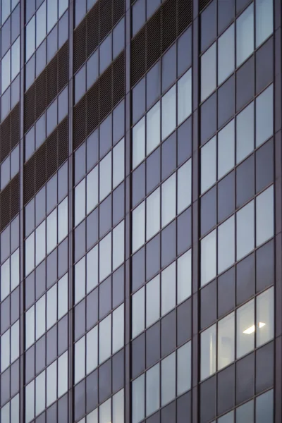 Edifício de escritórios com uma luz no quarto — Fotografia de Stock