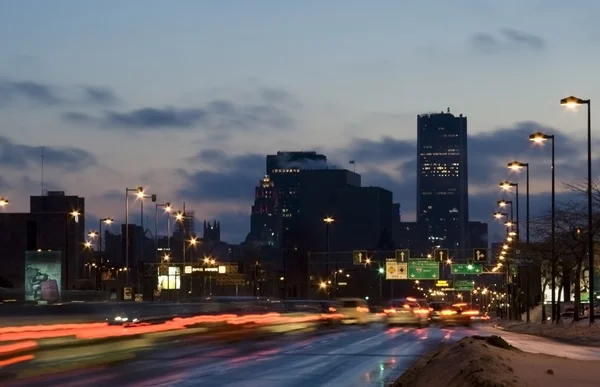 Közlekedési lámpa alkonyatkor amerikai városban — Stock Fotó