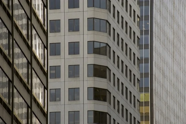 Kantoorgebouw venster patroon — Stockfoto