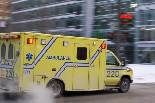 Ambulância carro acelerando turva — Fotografia de Stock