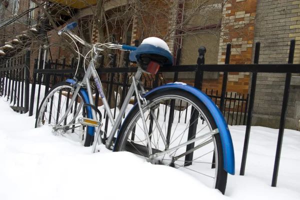 Fahrrad in tief verschneiter Straße geparkt — Stockfoto