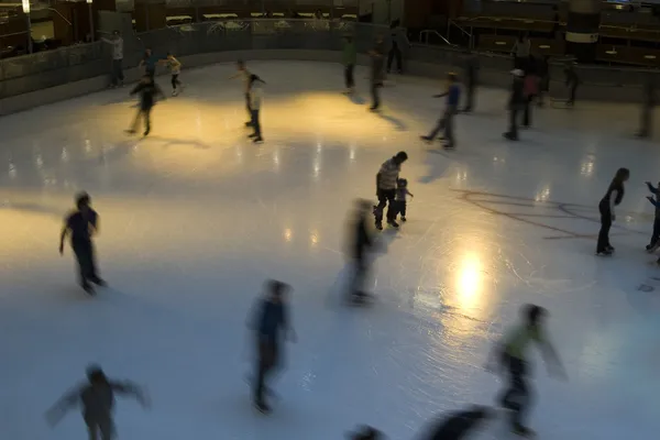 Pattinaggio su ghiaccio indoor arena — Foto Stock