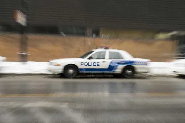 Поліцейська машина blur ефект в американське місто — стокове фото