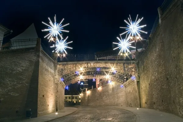 Weihnachtsbeleuchtung auf der Straßenbrücke sibiu — Stockfoto