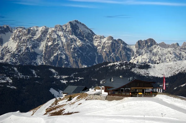 Berghütte und Schnee — Stockfoto
