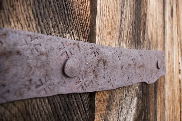 Detalj av gamla ek trä grind med metall — Stockfoto