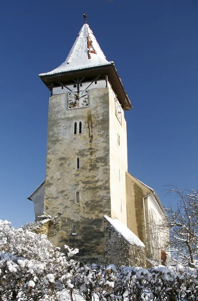 Kerktoren in winter-dorp — Stockfoto