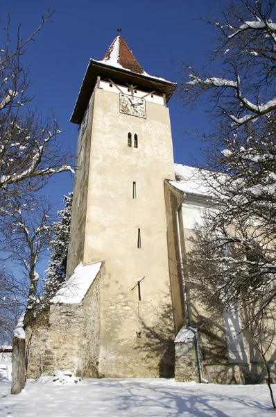 在冬天村庄的教堂塔楼 — 图库照片