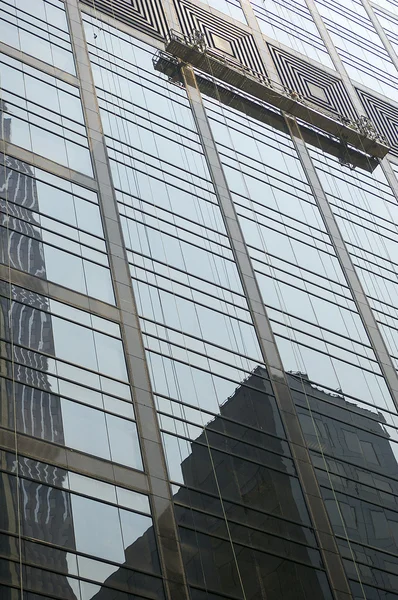 Bürohaus-Wolkenkratzer mit Gerüst — Stockfoto