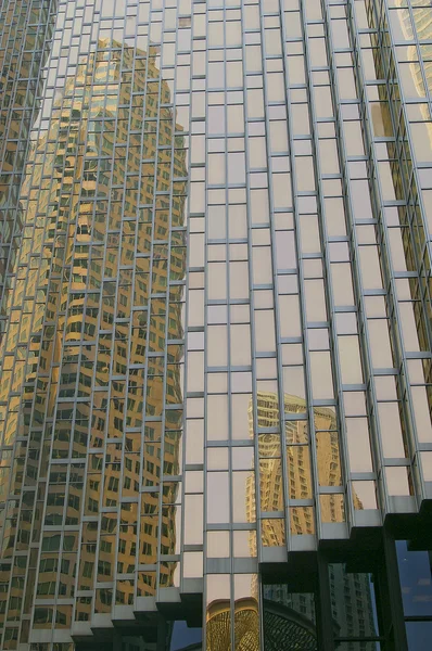 Reflexão de arranha-céus de edifícios de escritório — Fotografia de Stock