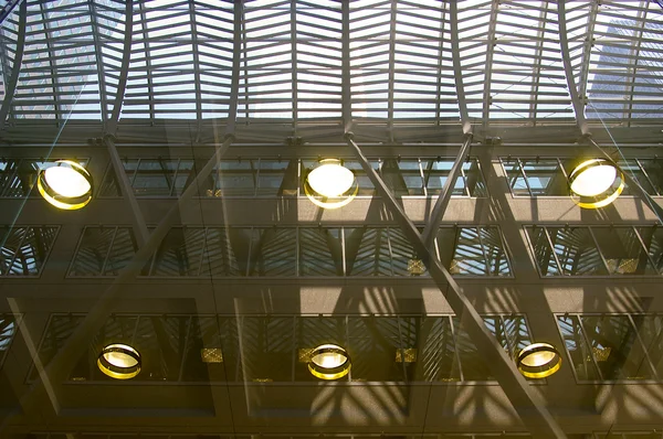 Modernes Gebäude innen Glasdecke — Stockfoto
