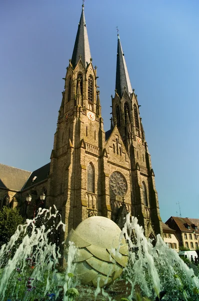 Gothic chuch and water fontain — Stock Photo, Image