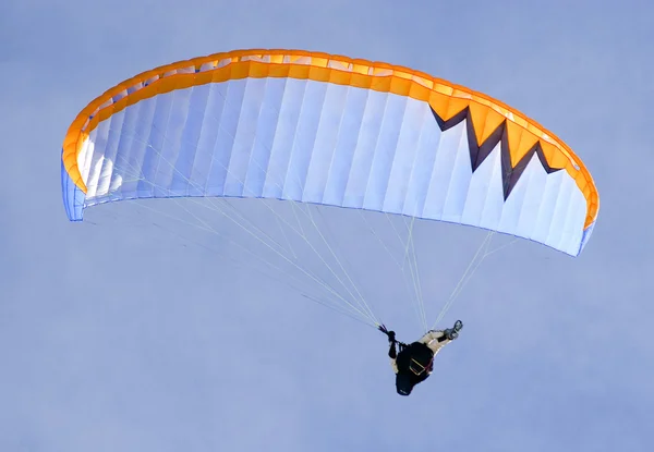 滑翔伞阳光灿烂的日子 — 图库照片