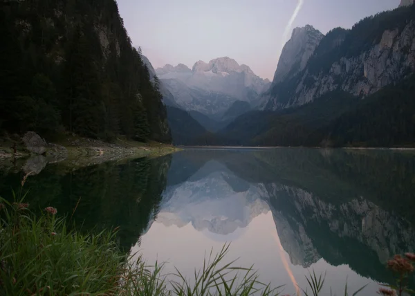 Pôr do sol alpes austríacos montanha lago — Fotografia de Stock