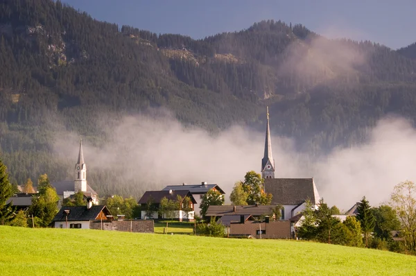 Kirche im Nebel in dramatischem Licht — Stockfoto