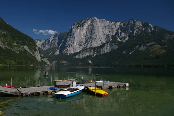 Alpes lago de montanha e barcos — Fotografia de Stock