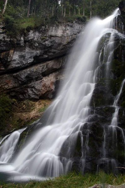 Водопад в австрийских Альпах — стоковое фото