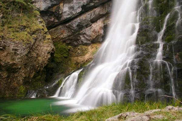 Lange blootstelling waterval in Oostenrijkse Alpen — Stockfoto
