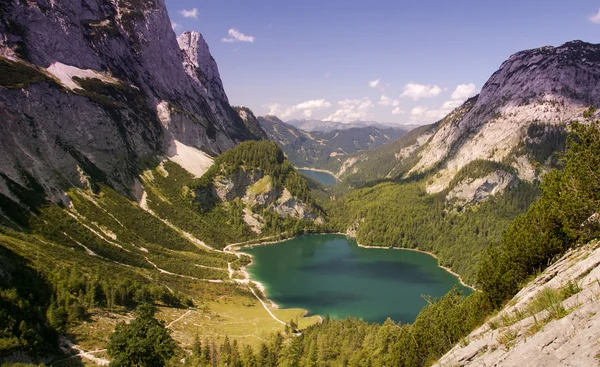 Lago de montaña y piedra caliza — Foto de Stock
