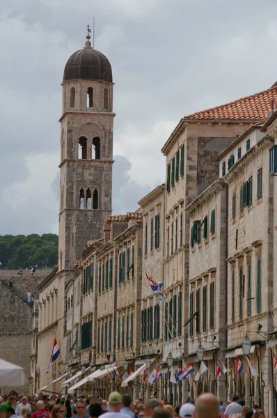 Casas e torre da igreja em Dubrovnik — Fotografia de Stock