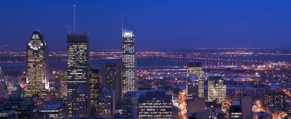 Панорама центру міста в сутінках — стокове фото