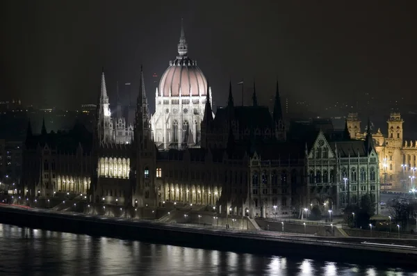Budapest Parlament épülete éjszaka — Stock Fotó