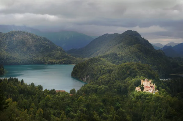 Castle door meer in bos bergtoppen — Stockfoto