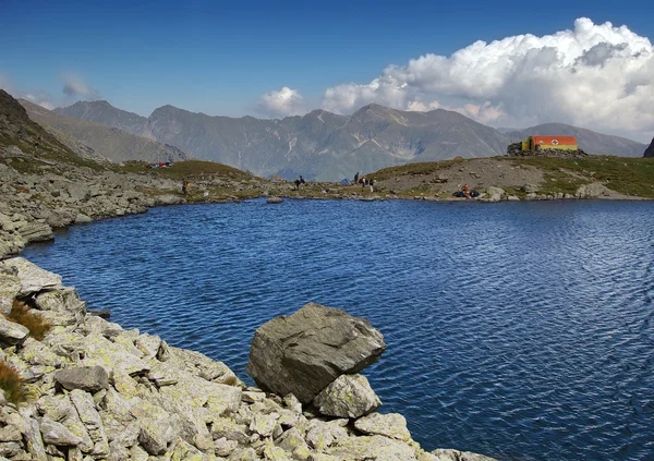 Горное озеро с точкой спасения — стоковое фото