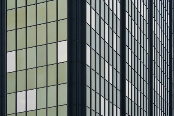 Escritório edifício janela padrão nublado — Fotografia de Stock