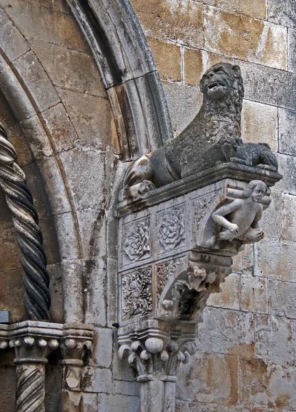 Rzeźbione kamienne rzeźby na ścianie Kościoła — Zdjęcie stockowe