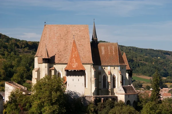 Wehrkirche mit Wehrmauer — Stockfoto