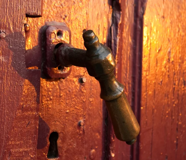 Old door handle made of metal — Stock Photo, Image