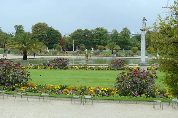 Park in Parijs in de zomer — Stockfoto