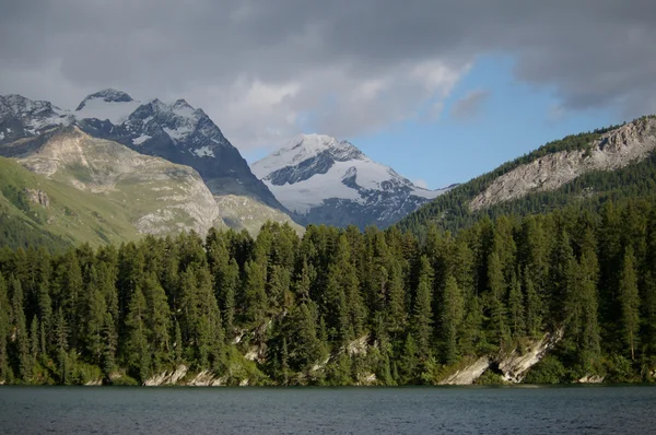 Ледник и горное озеро — стоковое фото