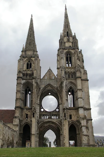 Ruiny gotyckiego kościoła i wieży — Zdjęcie stockowe
