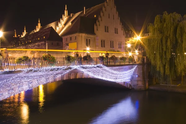 Мост в старом городе Страсбург ночью — стоковое фото