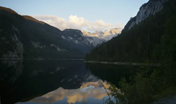 Mountain lake reflection — Stock Photo, Image