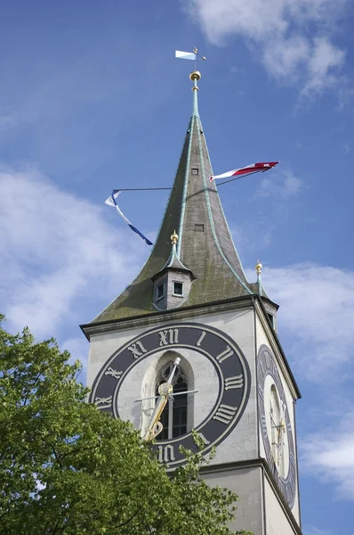 Kellotorni Zürich kirkko Sveitsissä — kuvapankkivalokuva