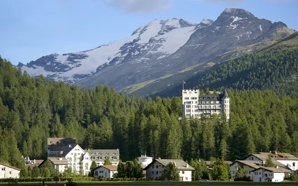 Edificio dell'hotel in località montana davos — Foto Stock