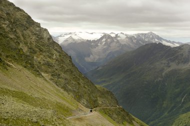 dağ yolundan ve İtalyan Alpleri tünelde