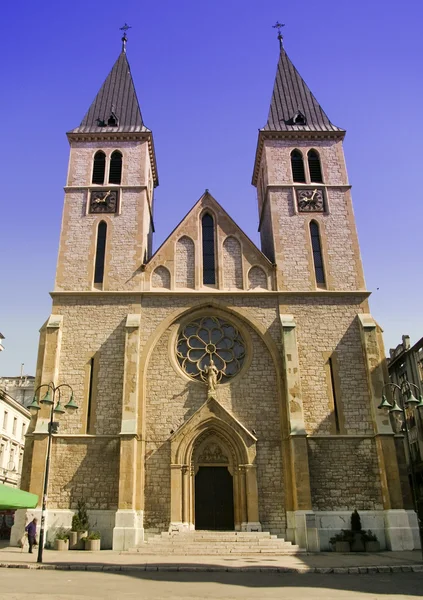 Hodinová věž katolické církve sarajevo — Stock fotografie